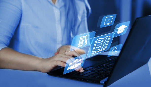 concetto di e-learning. studente che impara online con video tutorial, lezioni su internet. formazione e webinar su internet. tecnologia internet e corsi online. - quartiere generale foto e immagini stock