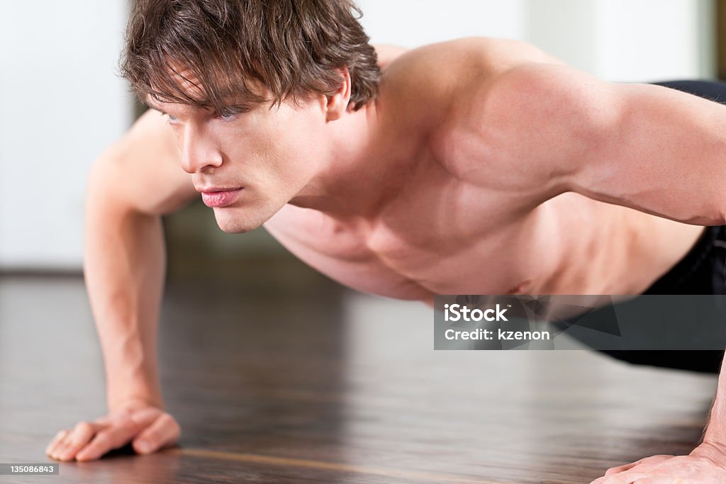 Hombre haciendo pushups en el gimnasio - Foto de stock de Actividad libre de derechos