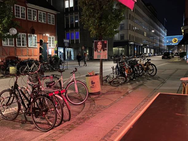 kopenhagen bei nacht während der dritten welle von covid-19 - copenhagen illness night travel stock-fotos und bilder