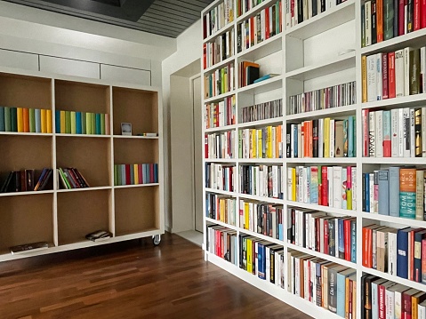 Library and rollable shelf to reorganize the books