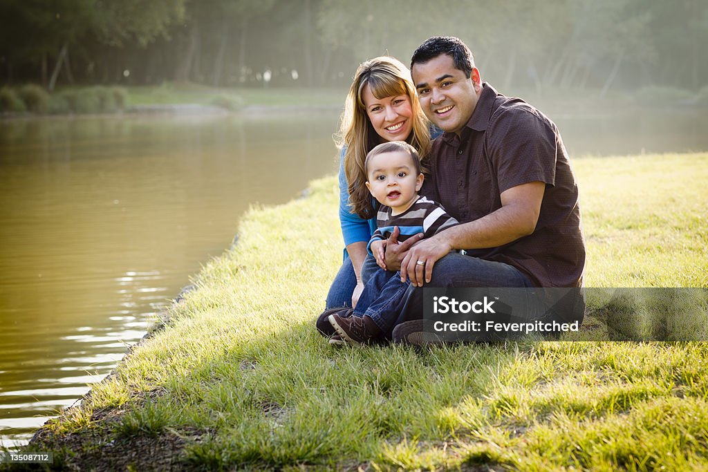 Famiglia etnici felice razza mista in posa per un ritratto - Foto stock royalty-free di Famiglia