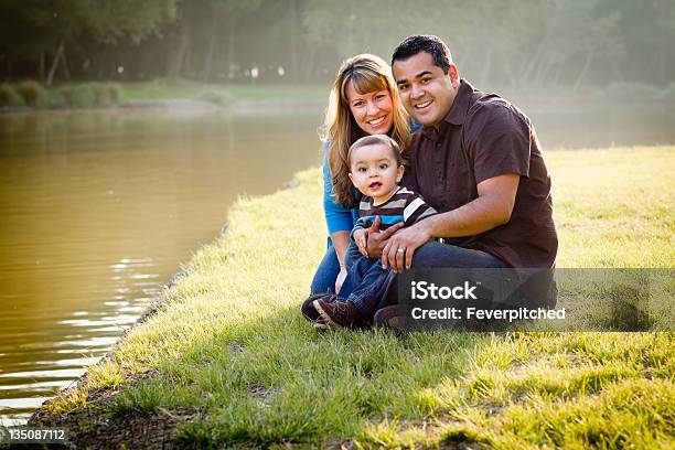 Famiglia Etnici Felice Razza Mista In Posa Per Un Ritratto - Fotografie stock e altre immagini di Famiglia