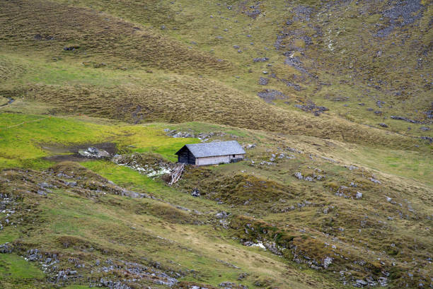 曇りの秋の日に、アックスアルプ、カントンベルンの山のキャビン。 - brienz house switzerland european alps ストックフォトと画像