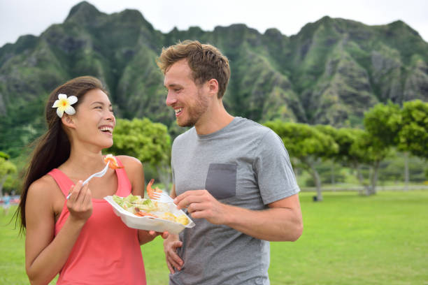 hawaje podróżują po jedzeniu para jedząca krewetki na oahu - hawaiian food zdjęcia i obrazy z banku zdjęć