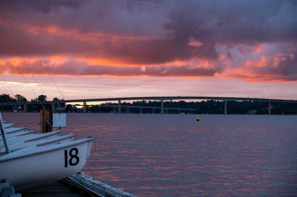 bacia de santee na academia naval ao pôr do sol - santee river - fotografias e filmes do acervo