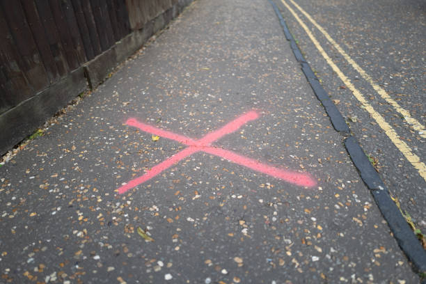 rozpylony znacznik krzyża widziany na pustym chodniku. - graffiti surface level color image paint zdjęcia i obrazy z banku zdjęć