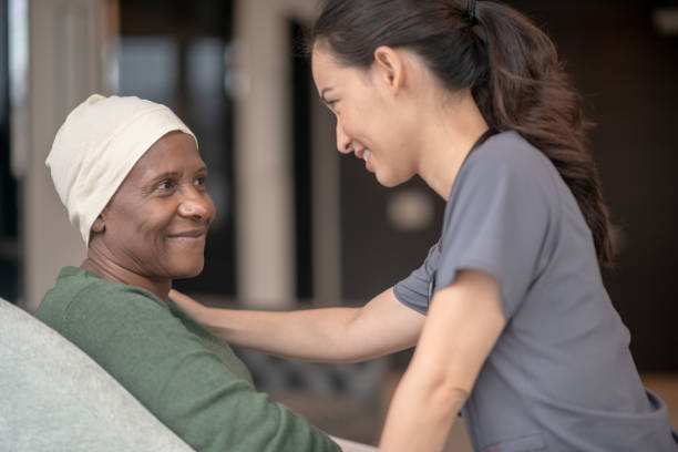 homecare nurse giving cancer patient good news - research medical student doctor clinic imagens e fotografias de stock