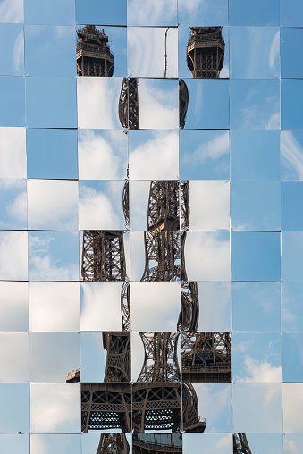 Effect of many square mirrors together reflecting part of the Eiffel Tower