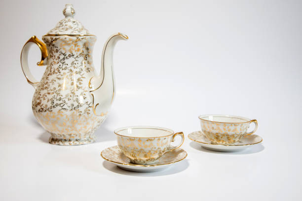 чайный сервиз из двух маленьких чашек и чайника - afternoon tea china antique cup стоковые фото и изображения