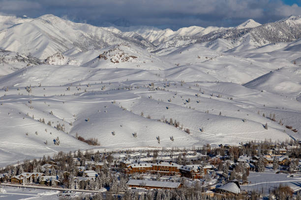 sun valley, idaho skifahren im winter - sun valley idaho stock-fotos und bilder