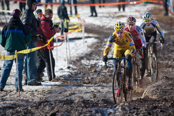 carrera de ciclocross de invierno - cyclo cross fotografías e imágenes de stock