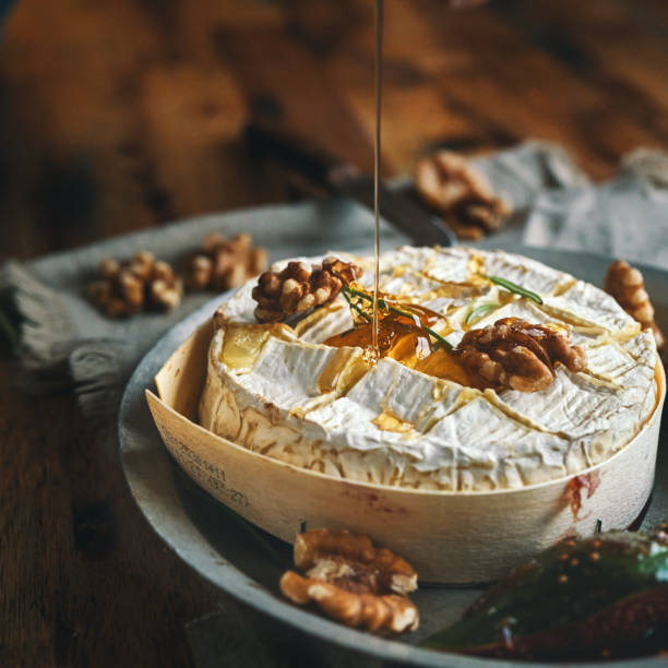 camembert cuit au four servi avec du miel et des figues fraîches - walnut bread photos et images de collection