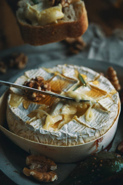 baked camembert cheese served with honey and fresh figs - 金銀畢芝士 個照片及圖片檔