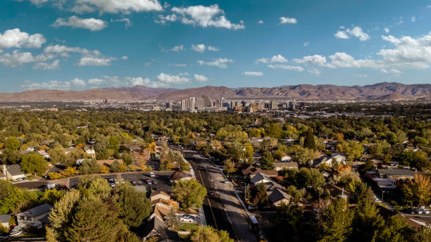 zdjęcia lotnicze reno nevada skyline - nevada zdjęcia i obrazy z banku zdjęć