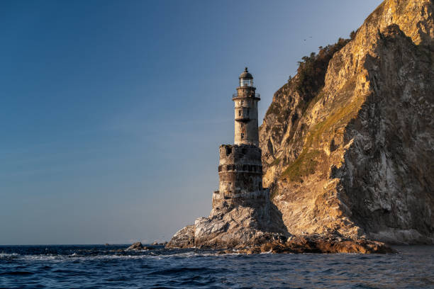 サハリン島のアニバの放棄された灯台 - nobody rock coastline sea ストックフォトと画像