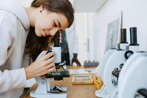 aluna do ensino médio na aula de biologia - aula de ciências - aula de biologia - fotografias e filmes do acervo