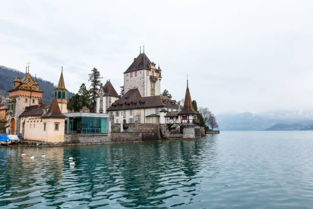 el famoso castillo suizo oberhofen en el lago thun en suiza - lake thun swiss culture berne castle fotografías e imágenes de stock