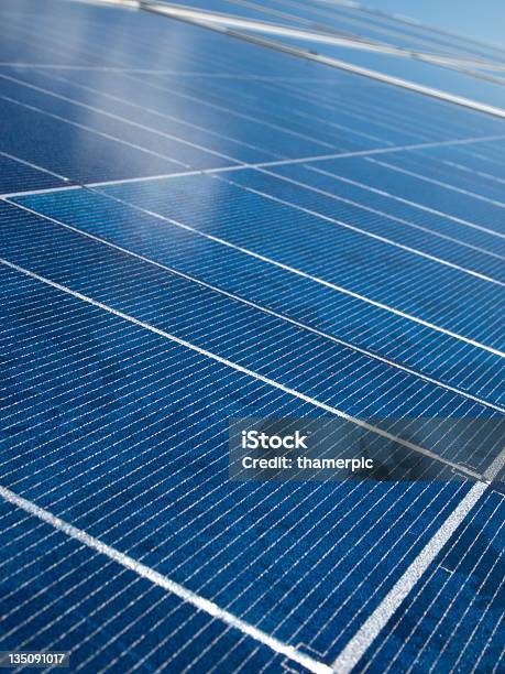 鮮やかなブルーのソーラーパネル光起電力エネルギー生産 - まぶしいのストックフォトや画像を多数ご用意 - まぶしい, グリーンテクノロジー, ソーラーパネル