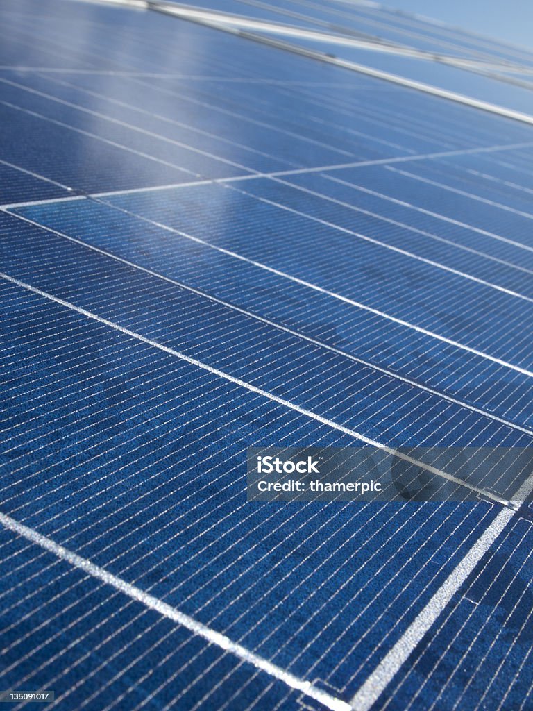 Azul brilhante painel solar para photovoltaic produção de energia - Foto de stock de Azul royalty-free