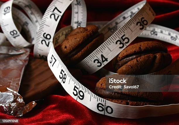 Photo libre de droit de Régime Amaigrissant Tentation De Biscuits Au Chocolat banque d'images et plus d'images libres de droit de Adulte