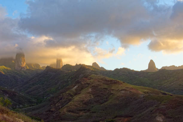 우아 푸의 산과 해변의 풍경 - marquesas islands 뉴스 사진 이미지