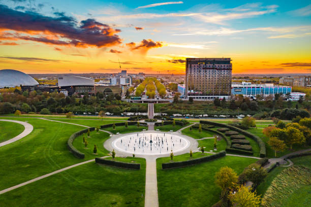 campbell park a milton keynes al tramonto - england field autumn season foto e immagini stock