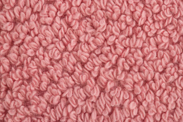 farbiges badetuch aus baumwolle, weiches frotteetuch, textur - softness textile pink terry cloth stock-fotos und bilder
