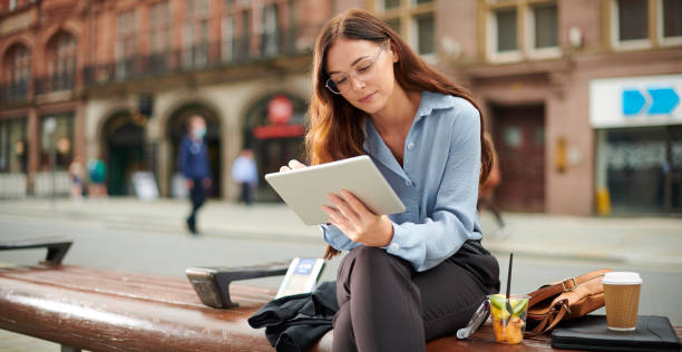 사무실 점심 시간 - digital tablet people business outdoors 뉴스 사진 이미지