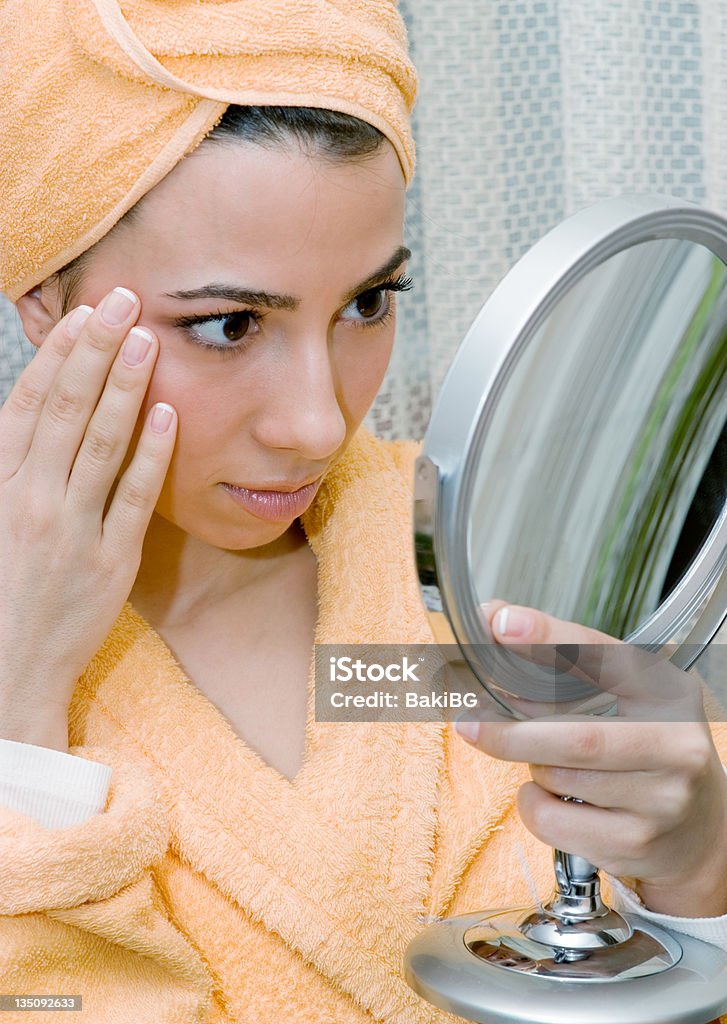 Femmes avec miroir - Photo de 20-24 ans libre de droits