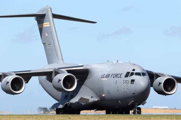 アメリカ空軍(usaf)ボーイングc-17a軍用輸送機は、アバロン空港でタクシー。 - military transport airplane ストックフォトと画像