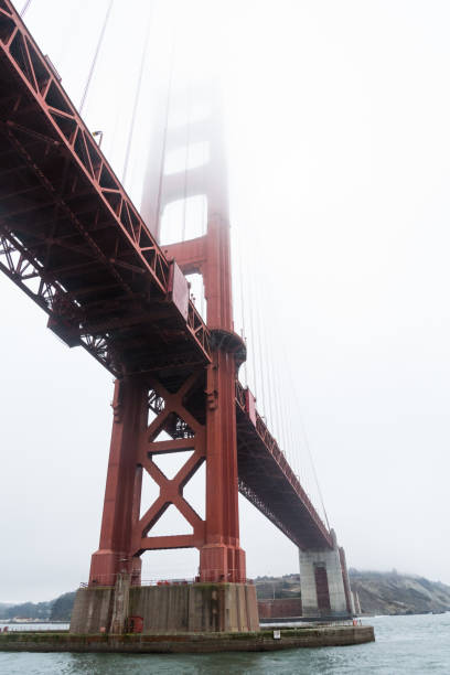 famoso golden gate bridge a san francisco in una giornata nebbiosa - golden gate bridge bridge large san francisco county foto e immagini stock