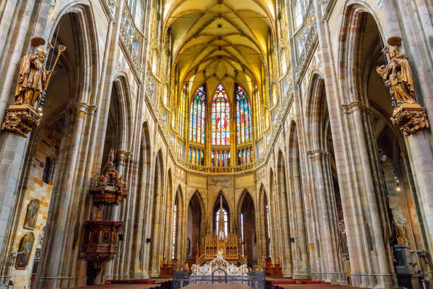 величественный интерьер собора - gothic style castle church arch стоковые фото и изображения