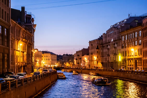 un canal en st.petrburg's al atardecer - sol de medianoche fotografías e imágenes de stock