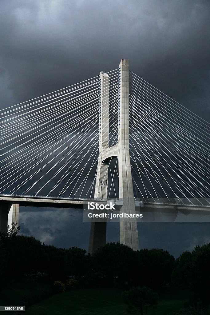 Tormenta sobre el puente - Foto de stock de Letra H libre de derechos