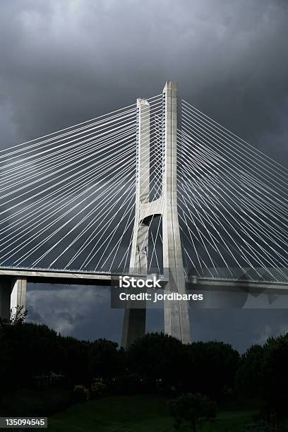 Tormenta Sobre El Puente Foto de stock y más banco de imágenes de Letra H - Letra H, Aire libre, Arquitectura