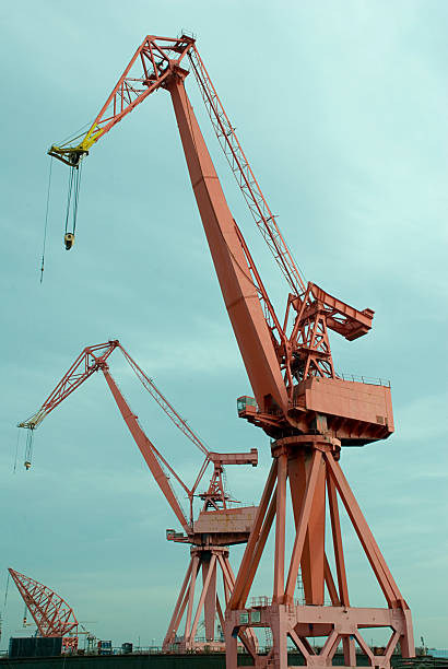 grou - crane shipyard construction pulley imagens e fotografias de stock