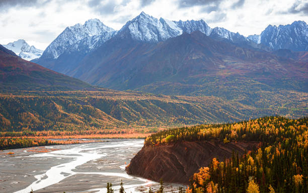 río matanuska, alaska en temporada de otoño. - chugach mountains fotografías e imágenes de stock