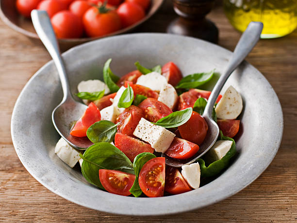 カプレーゼサラダ - balsamic vinegar vinegar salad spoon ストックフォトと画像