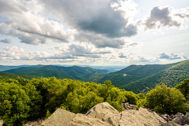 вид с саммита блэкрок в национальном парке шенандоа, вирджиния - blue ridge mountains appalachian mountains appalachian trail skyline drive стоковые фото и изображения