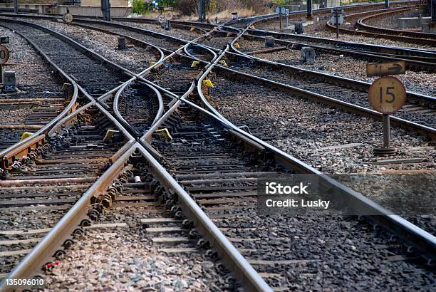 Foto de Linha De Trem Atravessando e mais fotos de stock de Estrada de ferro - Estrada de ferro, Letra X, Entrecruzamento