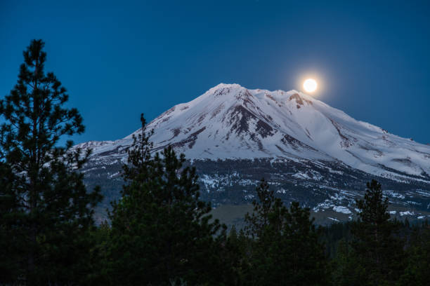 istock Full moon rising over Mt. Shasta 1350968126