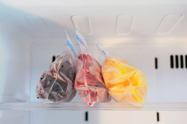 gefrorene früchte in plastiktüten im gefrierschrank nahaufnahme, frontansicht. - refrigerator healthy eating mango fruit stock-fotos und bilder