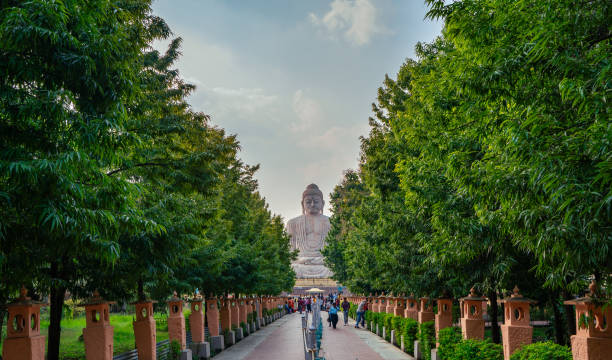 a grande estátua de buda perto do templo mahabodhi em bodh gaya: 31 de outubro de 2021 - bodhgaya, bihar, índia - stupa - fotografias e filmes do acervo