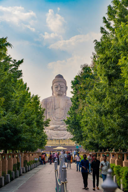 la statue du grand bouddha près du temple mahabodhi à bodh gaya: 31 octobre 2021 - bodhgaya, bihar, inde - bodhgaya architecture image human age photos et images de collection
