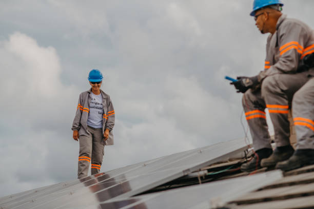 istock installation and maintenance of solar panels 1350974222