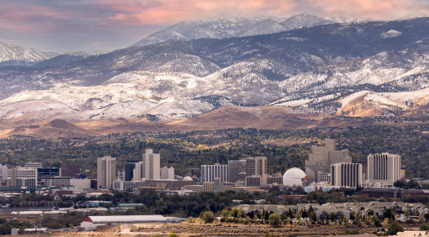 foto aeree dello skyline di reno nevada - nevada usa desert arid climate foto e immagini stock