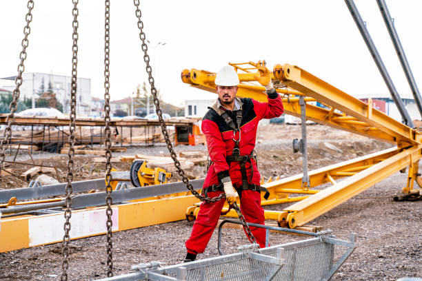 travaux de montage de grue pour un nouveau projet de construction - crochet équipement photos et images de collection