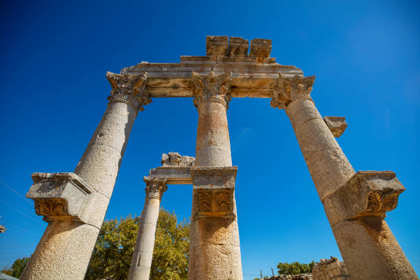 the temple of zeus of diokaesareia ( uzuncaburc ) ancient city in mersin, turkey - tyche 個照片及圖片檔