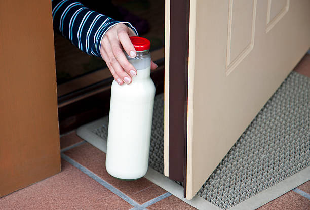朝のミルク - milk bottle bottle milk doorstep ストックフォトと画像