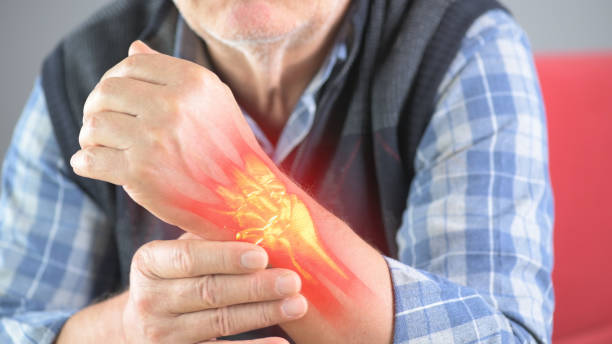 gelenkschmerzen bei älteren menschen bei älteren menschen - tendo stock-fotos und bilder